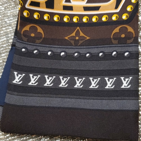 SOLD!!! LOUIS VUITTON "World" Bandeau - New In Box - Picture 4 of 8